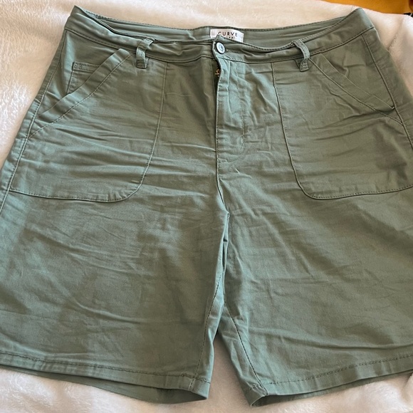 💚Women’s Green Casual Shorts-EUC! - Picture 1 of 4